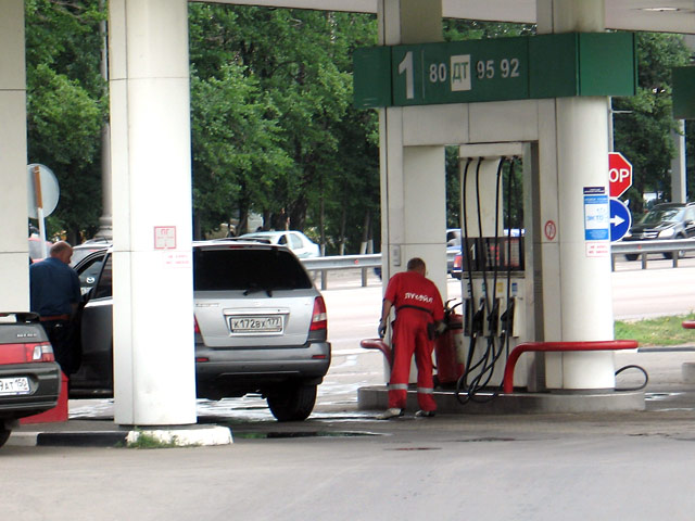 "НГ": власти не справляются с ценами на бензин