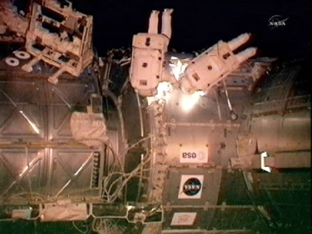Астронавты шаттла Endeavour, пристыковавшегося к Международной космической станции (МКС) в среду, Эндрю Фьюстел (Andrew J. Feustel) и Грегори Шамитофф (Gregory Errol Chamitoff), досрочно завершили первый из четырех запланированных выходов в открытый космо