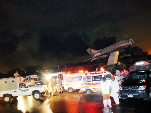 Четыре человека погибли в результате нападения боевиков на базу пакистанских ВМС в городе Карачи на юге страны