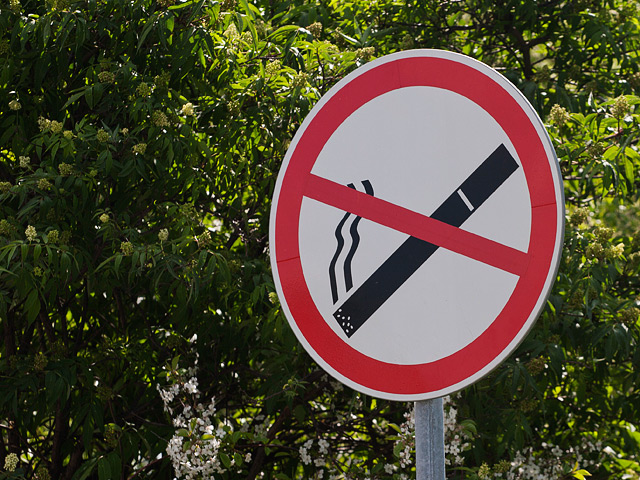Действие запрета на курение в Нью-Йорке с понедельника, в преддверии открытия пляжного сезона, расширено и теперь распространяется на городские пляжи и парки, к которым присоединили зону Таймс-сквер