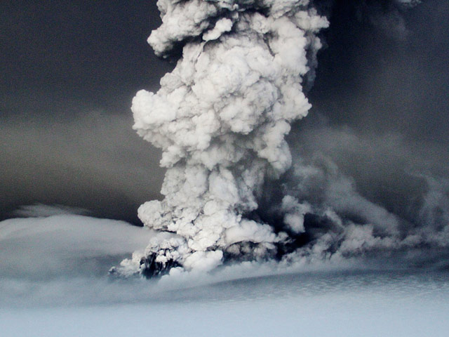 Сила извержения вулкана Гримсвотн снизилась, однако поднявшееся облако пепла в понедельник может достичь северной Норвегии, а затем в течение недели, если активность вулкана не спадет, добраться и до Великобритании