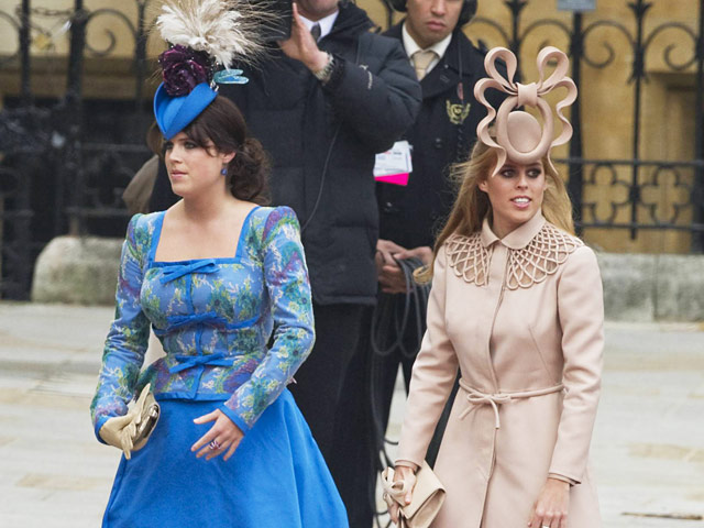 Шляпка внучки королевы Великобритании принцессы Беатрис, привлекшая к себе широкое внимание публики на свадьбе принца Уильяма и Кейт Миддлтон, ушла с интернет-аукциона eBay за 81 тысячу 100 фунтов стерлингов