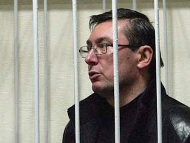 Экс-глава МВД Украины Юрий Луценко прекращает голодовку, так как Печерский районный суд Киева, наконец, вынес решение по его ходатайству, отклонив просьбу об освобождении и отказавшись закрывать дело
