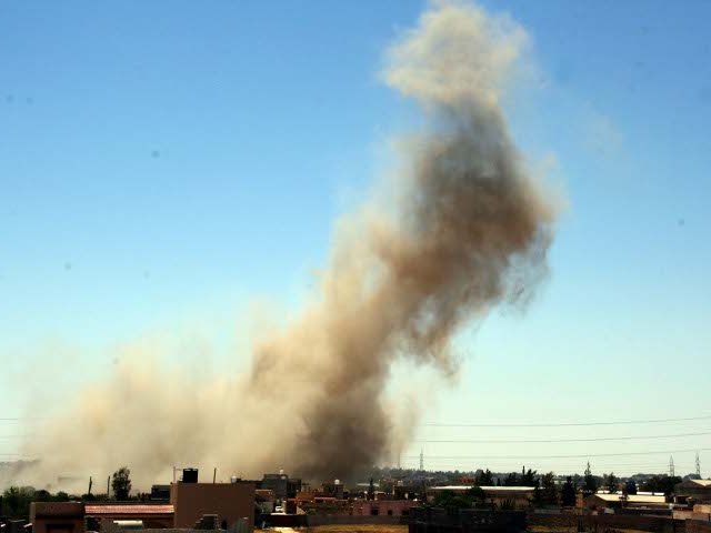 По крайней мере 12 мощных взрывов произошло сегодня ночью в ливийской столице Триполи в результате ударов авиации НАТО