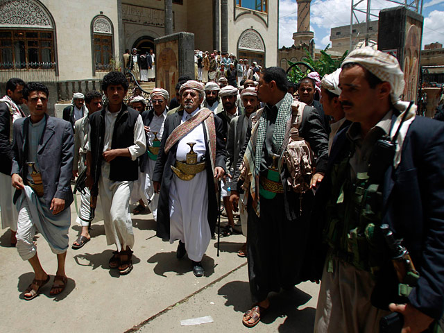 Боевики самого многочисленного клана Йемена - Хашид - атаковали несколько правительственных учреждений в столице страны и взяли под свой контроль важные районы Саны