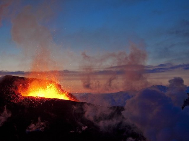 Облако пепла от извержения исландского вулкана Гримсвотн "уменьшается и к выходным может исчезнуть"