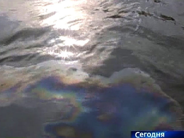 В районе города Мегиона (Ханты-Мансийский автономный округ) устраняют последствия затопления баржи, из-за которого в реку Обь вылилась нефть