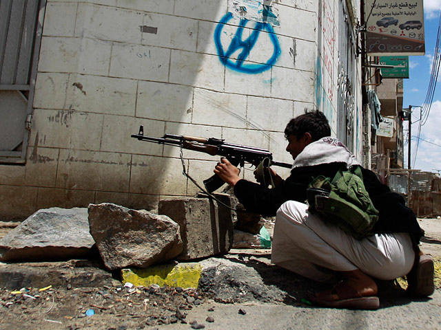 Утром 25 мая в столице Йемена возобновились бои между силами безопасности, сохраняющими верность президенту Али Абдалле Салеху, и боевиками клана Хашид