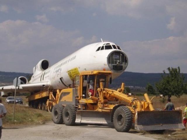 Самолет Ту-154, принадлежавший бывшему секретарю Болгарской коммунистической партии Тодору Живкову, был затоплен в среду в Черном море и превратился в уникальный аттракцион для дайверов