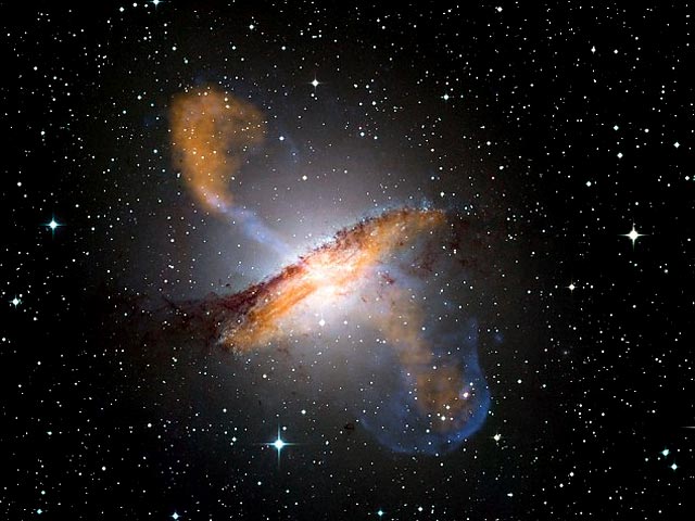 Ученым NASA удалось сделать самый совершенный снимок струи частиц, вылетающих из черной дыры. На фото запечатлена часть соседней галактики Центавр А