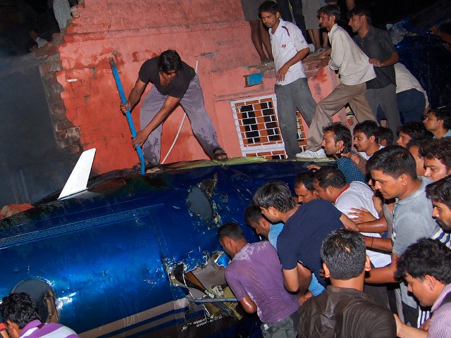 В результате крушения самолета неподалеку от жилого района Дели, второго по величине мегаполиса Индии, погибли 12 человек