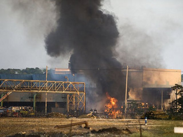 Сильный пожар вспыхнул на теплоэлектростанции в американском городе Байонна (штат Нью-Джерси)