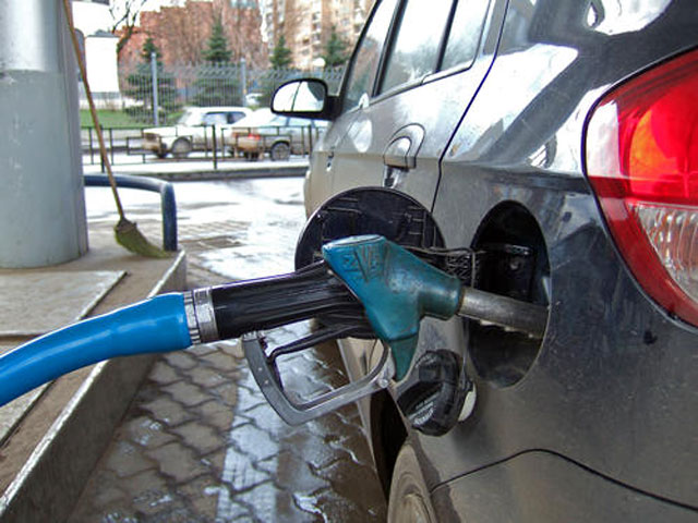 В последние две недели на автозаправочных станциях Приморья несколько раз сменились ценники на топливо, у мелких продавцов отмечаются перебои в продажах АИ-92