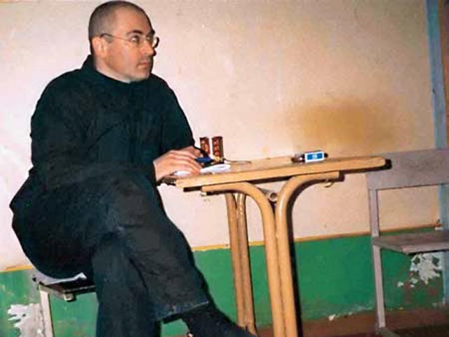 Бывший заключенный Александр Кучма, который в апреле 2006 года напал на экс-главу ЮКОСа Михаила Ходорковского и обвинил его в сексуальных домогательствах, дал новое откровенное интервью "Газете.Ru"