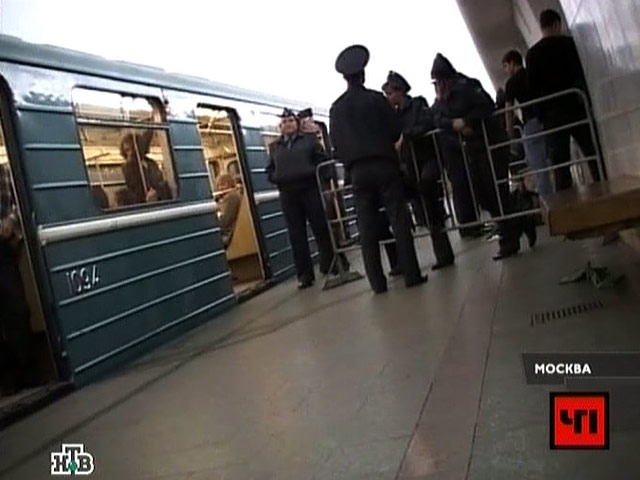 Тыльные стороны зеркал бокового обзора вагонов Московского метрополитена выкрашены в ярко-желтый цвет. Эта мера была принята в свое время именно из-за того, что подобные инциденты происходили нередко