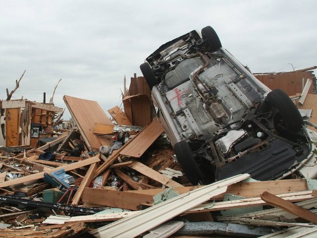 Более 230 жителей американского города Джоплин числятся пропавшими без вести в результате торнадо, обрушившегося в минувшее воскресенье на штат Миссури