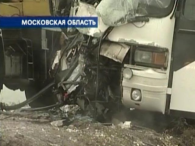 Ранним утром в пятницу в Подмосковье произошла крупная авария: междугородний автобус, в котором находилось два десятка человек, врезался ехавший впереди "Камаз". По последним данным, в результате аварии 8 человек погибли, четверо ранены