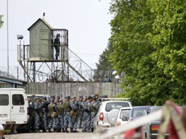 В Псковской области сотрудники правоохранительных органов ведут переговоры с двумя заключенными, которые захватили прямо в колонии заложников