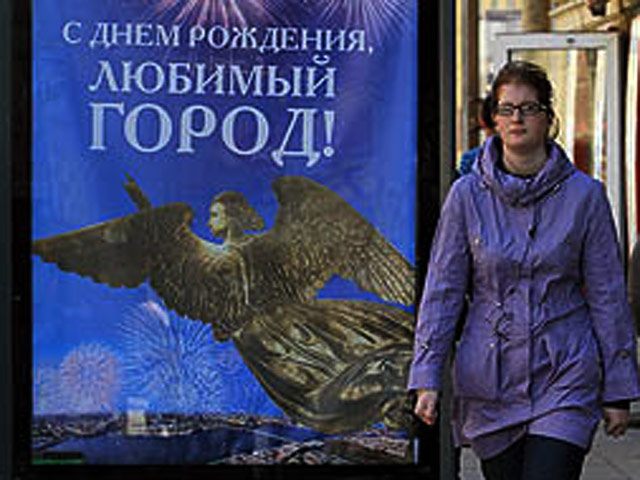 Петербургские власти напечатали ко Дню города плакаты, на которых изображен ангел Петропавловской крепости, лицом удивительно напоминающий российского премьера Владимира Путина