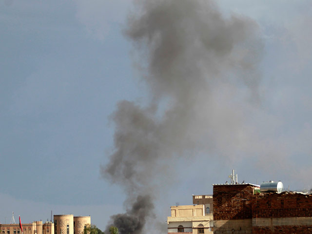 Йеменская авиация нанесла бомбовые удары по расположенной в 80 км к северо-востоку от столицы страны военной базе, которую захватили и удерживают боевики из племени нахам