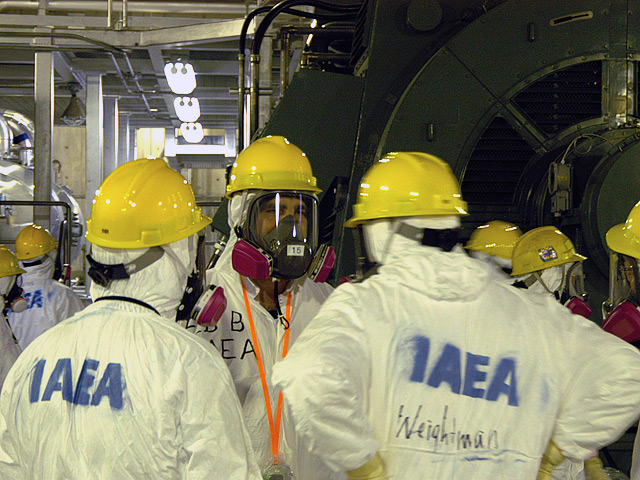 Охлаждение внутренней части реактора и бассейна с отработавшим ядерным топливом на пятом энергоблоке аварийной АЭС "Фукусима- 1" было возобновлено с помощью резервного насоса