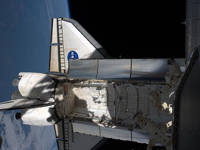 Американский пилотируемый корабль многоразового использования Endeavour осуществил в воскресенье коррекцию орбиты Международной космической станции
