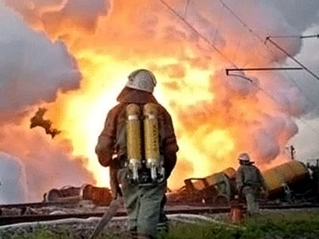 На нефтебазе в микрорайоне "Сероглазка" в Петропавловске-Камчатском прогремел сильный взрыв, на место прибыли пожарные расчеты