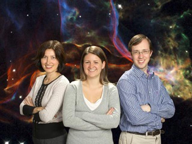22-летняя австралийская студентка Амелия Фрэйзер-Маккелви (на фото - в центре) во время летних каникул раскрыла астрономическую загадку о "скрытой массе" Вселенной