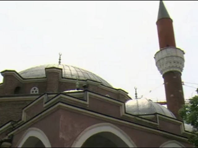 Громкость динамиков мечети Баня Баш, ставшая причиной столкновений между молящимися мусульманами и участниками митинга националистической партии "Атака", будет понижена
