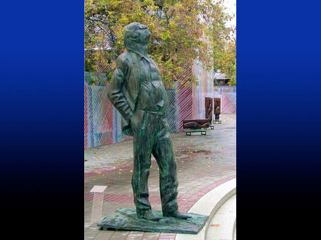 Памятник поэту Иосифу Бродскому откроется на Новинском бульваре во вторник в рамках закрытия фестиваля "Черешневый лес 2011"