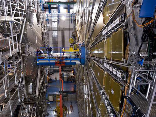 Большой адронный коллайдер (БАК) поставил новый рекорд светимости - "плотности" пучка протонов