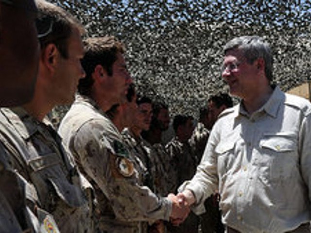 Премьер-министр Канады Стивен Харпер в последний раз посетил канадский контингент в Афганистане перед предстоящим с 1 июля выводом войск