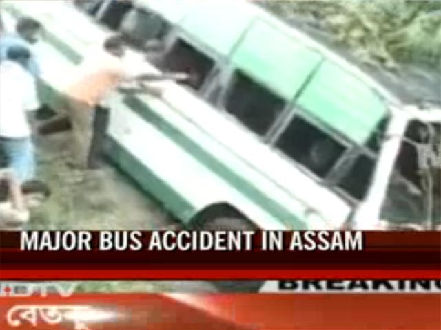 В Индии автобус упал с моста в реку: 25 погибших
