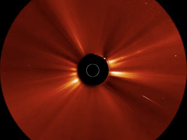 Второй раз за короткий интервал времени ученые NASA зафиксировали на Солнце редкое явление: мощный коронарный выброс массы и почти одновременное столкновение кометы со светилом