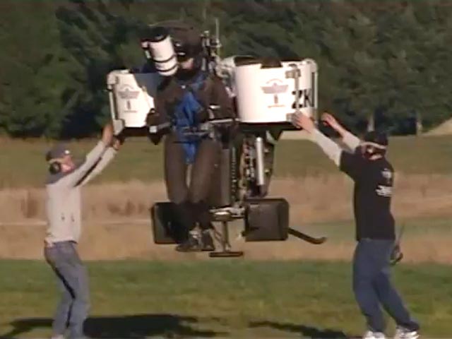 Новые испытания успешно прошел разработанный новозеландской фирмой Martin Jetpack "летающий ранец": выяснилось, что человек с этим уникальным устройством за спиной может подняться на высоту 1500 метров