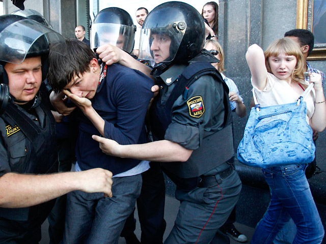 31 мая на Триумфальной площади в Москве состоялся традиционный разгон акции оппозиционеров защиту 31-й статьи Конституции, гарантирующей свободу собраний