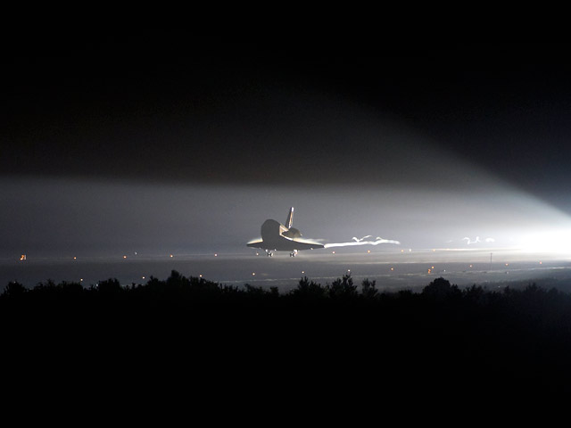 Американский корабль многоразового использования Endeavour с шестью астронавтами завершил в среду свой последний космический полет, длившийся около 16 суток, сообщает Национальное аэрокосмическое агентство США (NASA)
