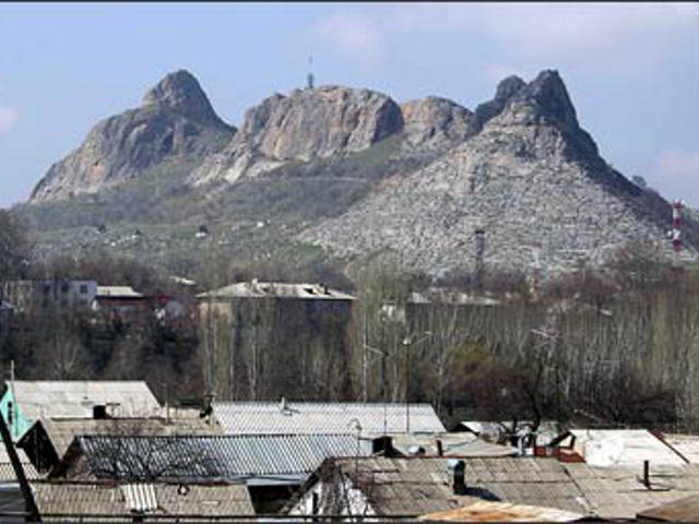 Гора Тахт-и-Сулейман ("Трон Соломона", "Соломонова гора") расположена в центре Оша