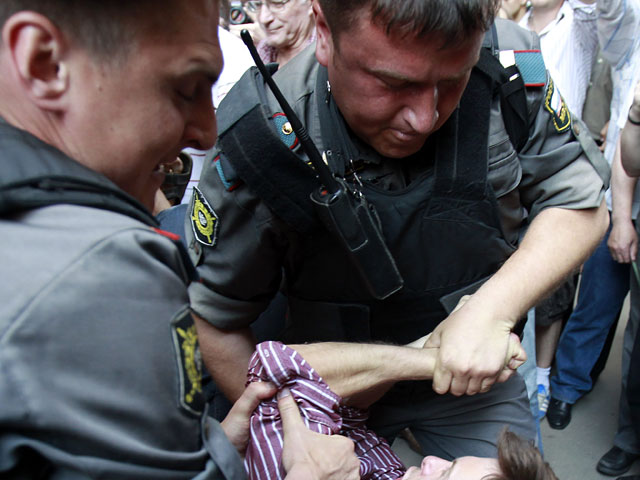 Суд назначил активисту "Стратегии-31" Геннадию Строганову, задержанному во вторник на Триумфальной площади в Москве , двое суток ареста