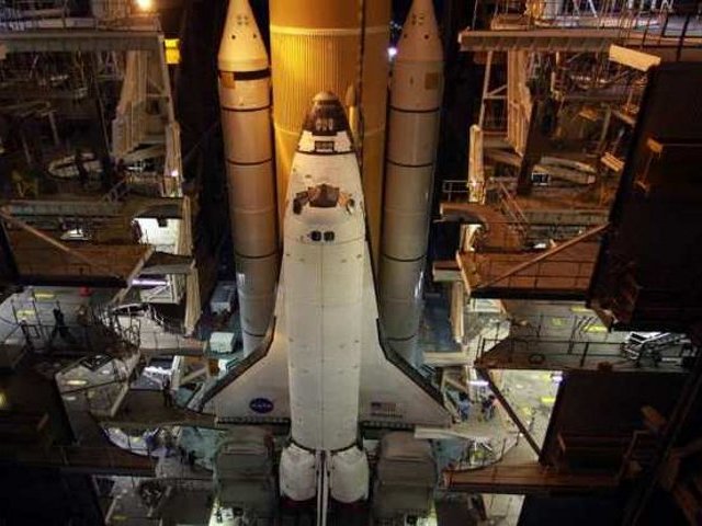 Космический корабль многоразового использования Atlantis доставлен на стартовую площадку космодрома на мысе Канаверал (штат Флорида)