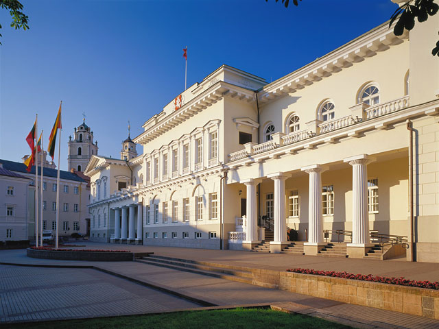 Литовец хотел повеситься перед президентским дворцом в Вильнюсе, для чего привез в четверг на площадь виселицу и принялся собирать ее