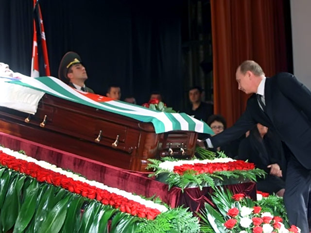 Премьер-министр России Владимир Путин, который приезжал на похороны президента Абхазии Сергея Багапша, нарушил государственную границу Грузии