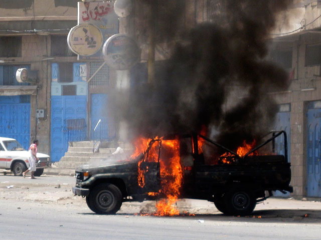 Десятки вооруженных людей в воскресенье атаковали президентскую резиденцию в городе Таиз на юге Йемена - втором крупнейшем городе страны