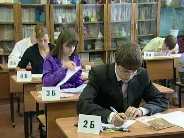 Российские выпускники в понедельник сдают единый государственный экзамен (ЕГЭ) по математике - один из двух обязательных экзаменов, результаты которого влияют на получение школьного аттестата