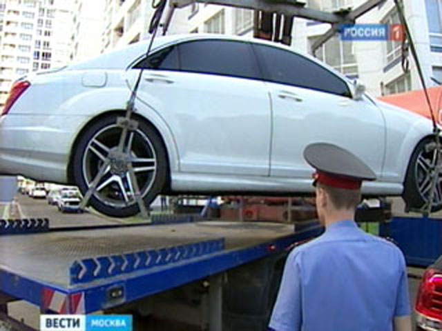На севере Москвы сотрудники ГИБДД вынуждены были открыть стрельбу по пассажирам автомобиля Mercedes, который грубо нарушал правила дорожного движения