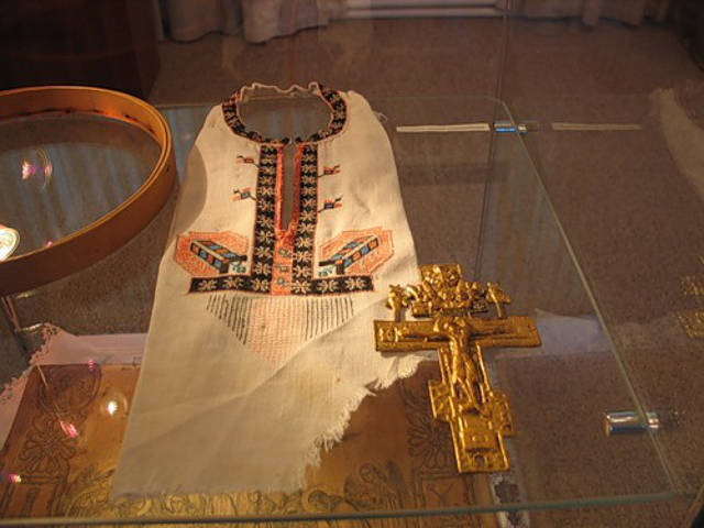 В экспозиции, развернутой в Музее истории религии, представлены самодельные одежды священнослужителей катакомб и спецпоселений, миски, использовавшиеся для причащения вместо потиров, метрические книги с записями о расстрелах представителей духовенства
