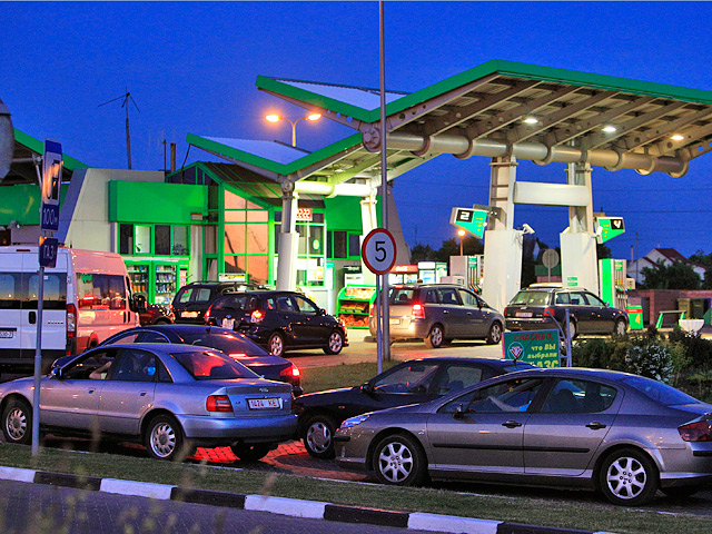 Крупнейший белорусский государственный оператор сети АЗС ПО "Белоруснефть" объявило о вводе ограничений на отпуск бензина А-92 и дизельного топлива за наличный расчет в белорусских рублях на автозаправках