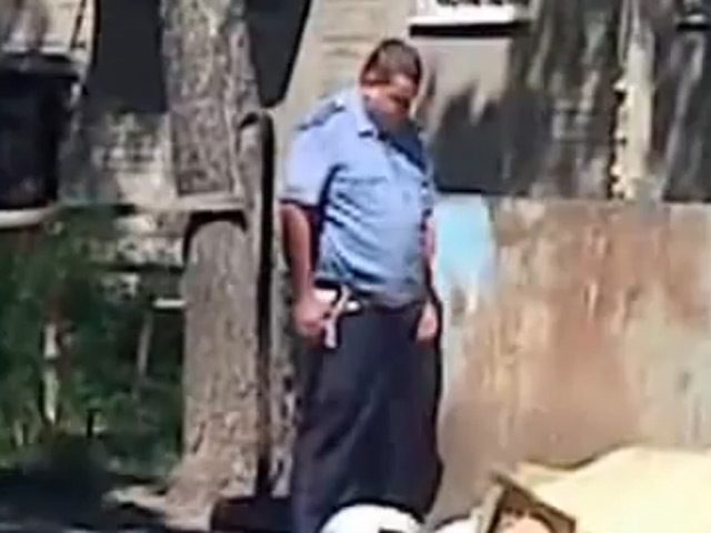 В Воронеже сняли на видео полицейского, который, с трудом координируя движения, сначала справил малую нужду во дворе, а потом, пошатываясь, отправился на близлежащий автовокзал и сел за руль припаркованного там автомобиля