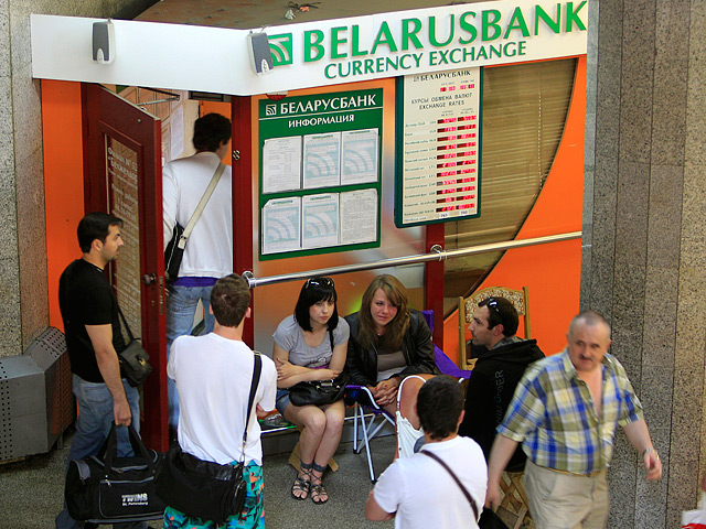 "С какой стати МВФ помогать Белоруссии?" - задает риторический вопрос газета. Ее крошечная экономика практически не влияет на внешний мир, опасность заражения слишком слаба. Помощь МВФ послужит только поддержанию режима и его устаревшей экономической моде