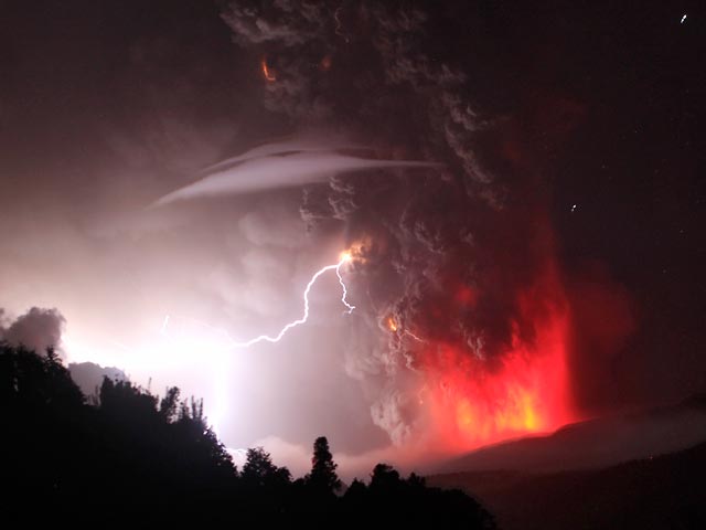 Извержение вулкана Пуйеуэ в Чили почти полностью парализовало наземное транспортное сообщение в этой южноамериканской стране